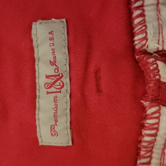 Pink shorts says size L buy i think more like a med. - Picture 4 of 5